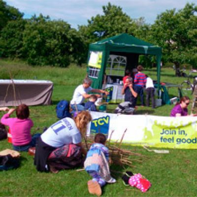 Londoners busy weaving